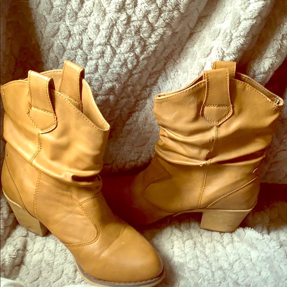 ANKLE BOOTS/BOOTIES -COWGIRL BOOTS (HEAVY USE)